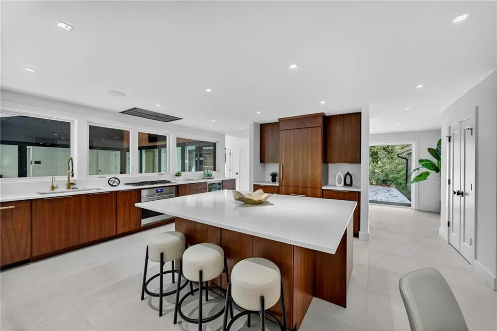 585 Amberidge Trail, Atlanta, Georgia 30328, 6 Bedrooms Bedrooms, ,5 BathroomsBathrooms,Residential,For Sale,585 Amberidge Trail,7663088