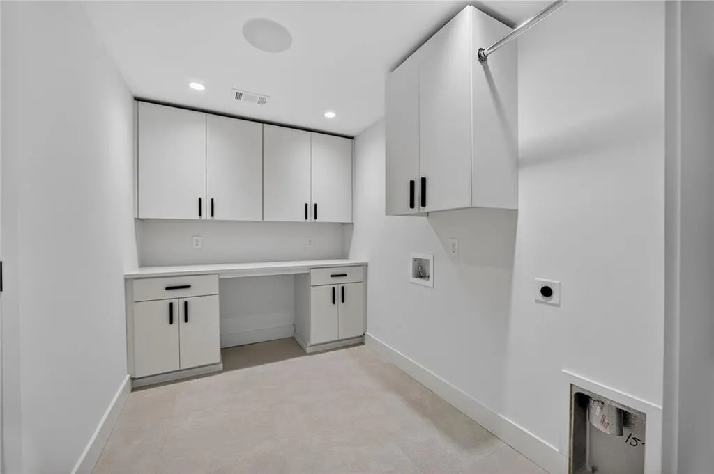 585 Amberidge Trail, Atlanta, Georgia 30328, 6 Bedrooms Bedrooms, ,5 BathroomsBathrooms,Residential,For Sale,585 Amberidge Trail,7663088