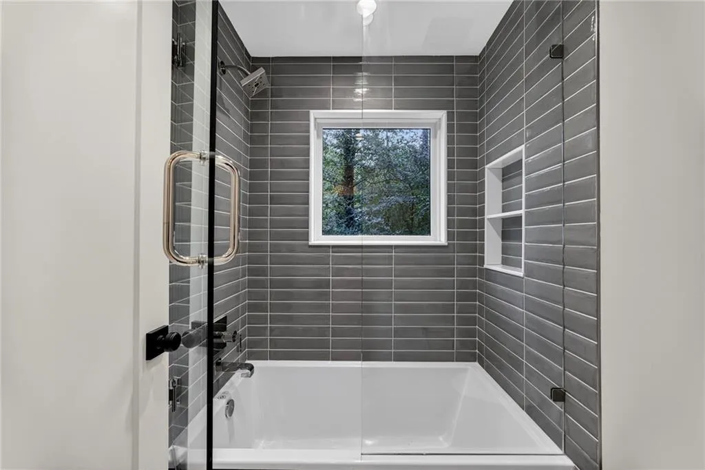 585 Amberidge Trail, Atlanta, Georgia 30328, 6 Bedrooms Bedrooms, ,5 BathroomsBathrooms,Residential,For Sale,585 Amberidge Trail,7663088