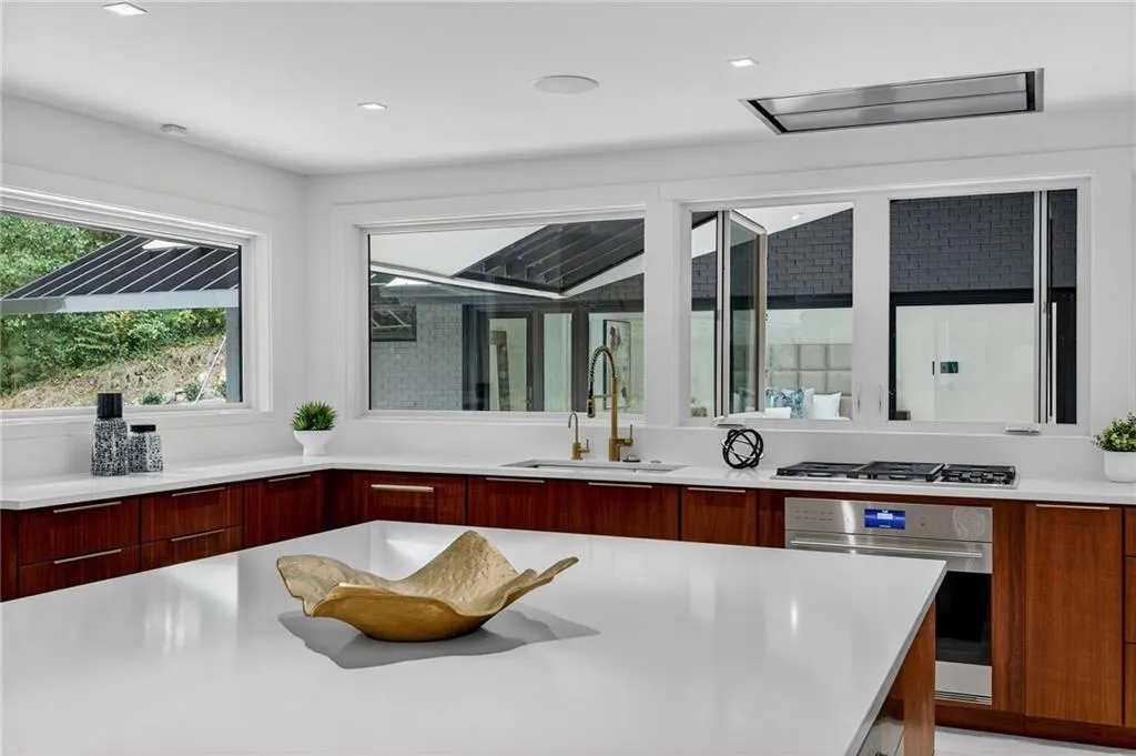 585 Amberidge Trail, Atlanta, Georgia 30328, 6 Bedrooms Bedrooms, ,5 BathroomsBathrooms,Residential,For Sale,585 Amberidge Trail,7663088