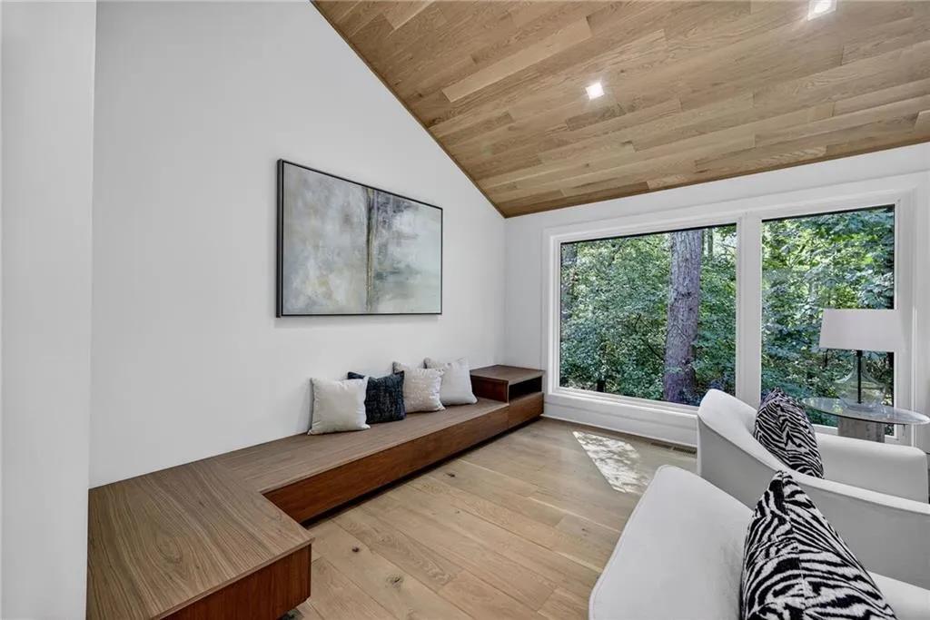 585 Amberidge Trail, Atlanta, Georgia 30328, 6 Bedrooms Bedrooms, ,5 BathroomsBathrooms,Residential,For Sale,585 Amberidge Trail,7663088