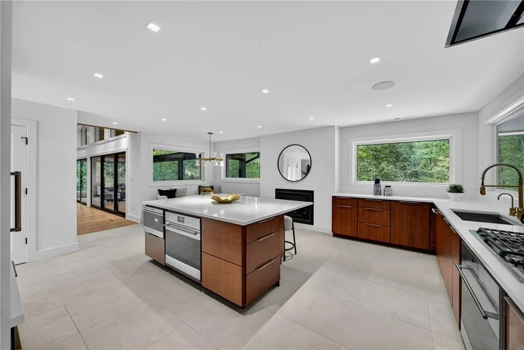 585 Amberidge Trail, Atlanta, Georgia 30328, 6 Bedrooms Bedrooms, ,5 BathroomsBathrooms,Residential,For Sale,585 Amberidge Trail,7663088