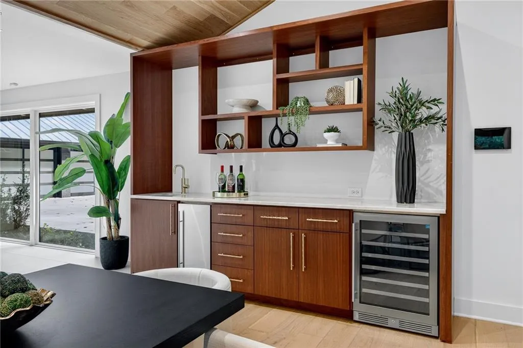 585 Amberidge Trail, Atlanta, Georgia 30328, 6 Bedrooms Bedrooms, ,5 BathroomsBathrooms,Residential,For Sale,585 Amberidge Trail,7663088