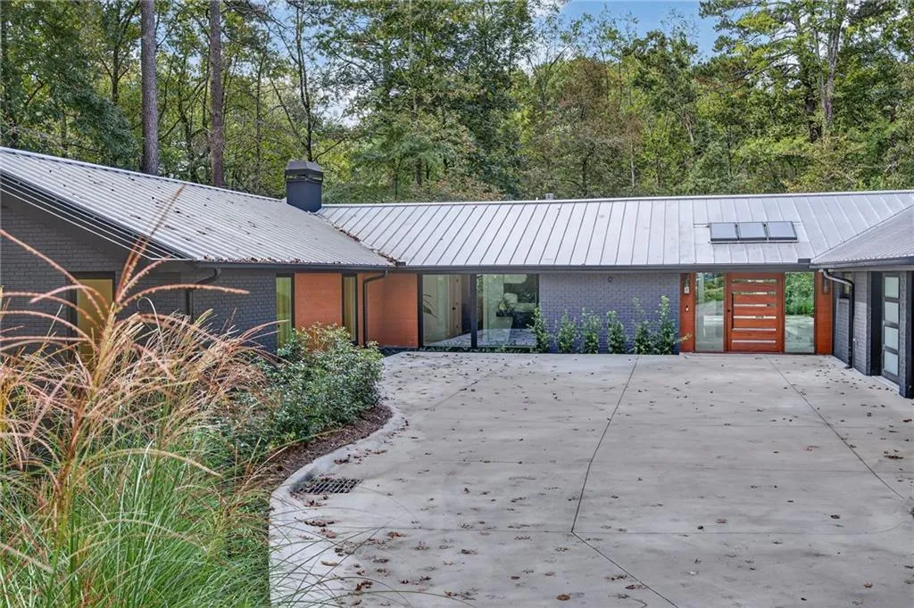 585 Amberidge Trail, Atlanta, Georgia 30328, 6 Bedrooms Bedrooms, ,5 BathroomsBathrooms,Residential,For Sale,585 Amberidge Trail,7663088