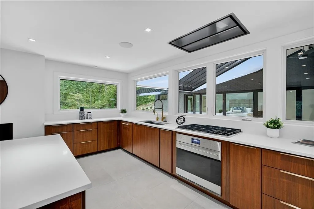 585 Amberidge Trail, Atlanta, Georgia 30328, 6 Bedrooms Bedrooms, ,5 BathroomsBathrooms,Residential,For Sale,585 Amberidge Trail,7663088