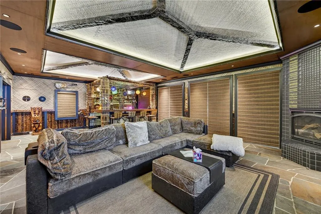 585 Amberidge Trail, Atlanta, Georgia 30328, 6 Bedrooms Bedrooms, ,5 BathroomsBathrooms,Residential,For Sale,585 Amberidge Trail,7663088