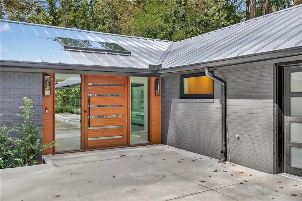 585 Amberidge Trail, Atlanta, Georgia 30328, 6 Bedrooms Bedrooms, ,5 BathroomsBathrooms,Residential,For Sale,585 Amberidge Trail,7663088