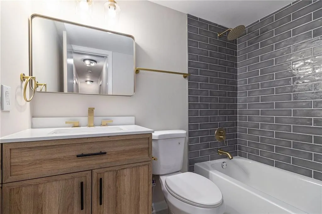Bathroom with bathtub / shower combination and vanity