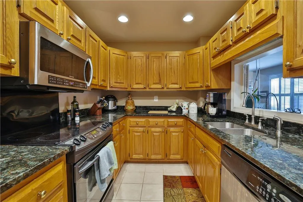 245 Dunwoody Creek Circle, Sandy Springs, Georgia 30350, 2 Bedrooms Bedrooms, ,2 BathroomsBathrooms,Residential,Sold,245 Dunwoody Creek Circle,7136952