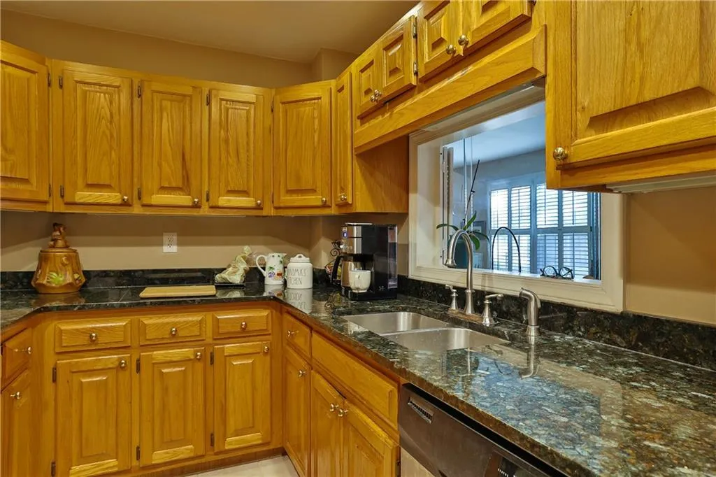 245 Dunwoody Creek Circle, Sandy Springs, Georgia 30350, 2 Bedrooms Bedrooms, ,2 BathroomsBathrooms,Residential,Sold,245 Dunwoody Creek Circle,7136952