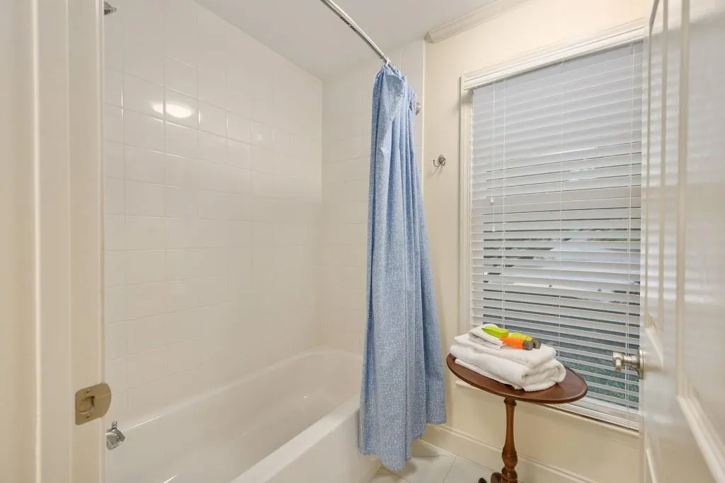 300 Bainbridge Drive, Sandy Springs, Georgia 30327, 2 Bedrooms Bedrooms, ,2 BathroomsBathrooms,Residential,Sold,300 Bainbridge Drive,6796258