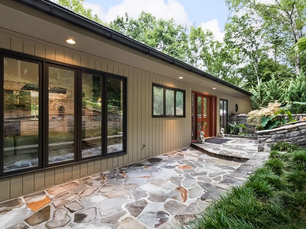 6995 Riverside Drive, Atlanta, Georgia 30328, 5 Bedrooms Bedrooms, ,3 BathroomsBathrooms,Residential,Sold,6995 Riverside Drive,5961807