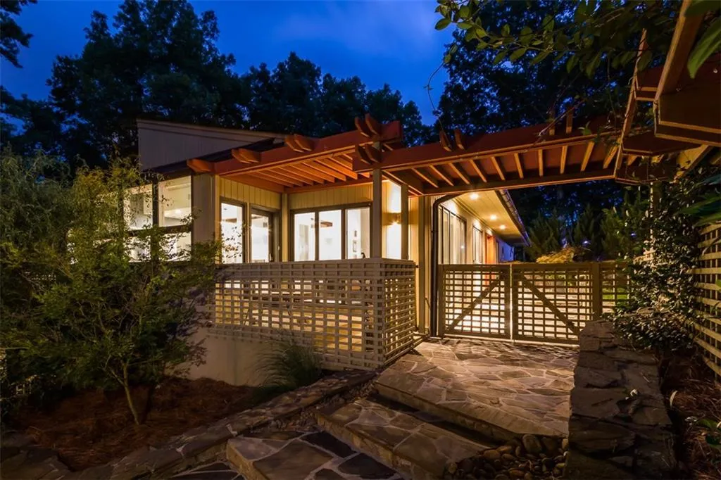 6995 Riverside Drive, Atlanta, Georgia 30328, 5 Bedrooms Bedrooms, ,3 BathroomsBathrooms,Residential,Sold,6995 Riverside Drive,5961807