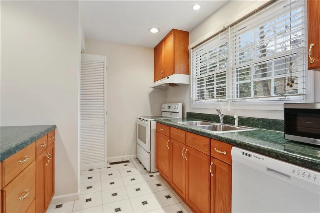 165 Stewart Drive, Sandy Springs, Georgia 30342, 6 Bedrooms Bedrooms, ,4 BathroomsBathrooms,Residential,Sold,165 Stewart Drive,7016737