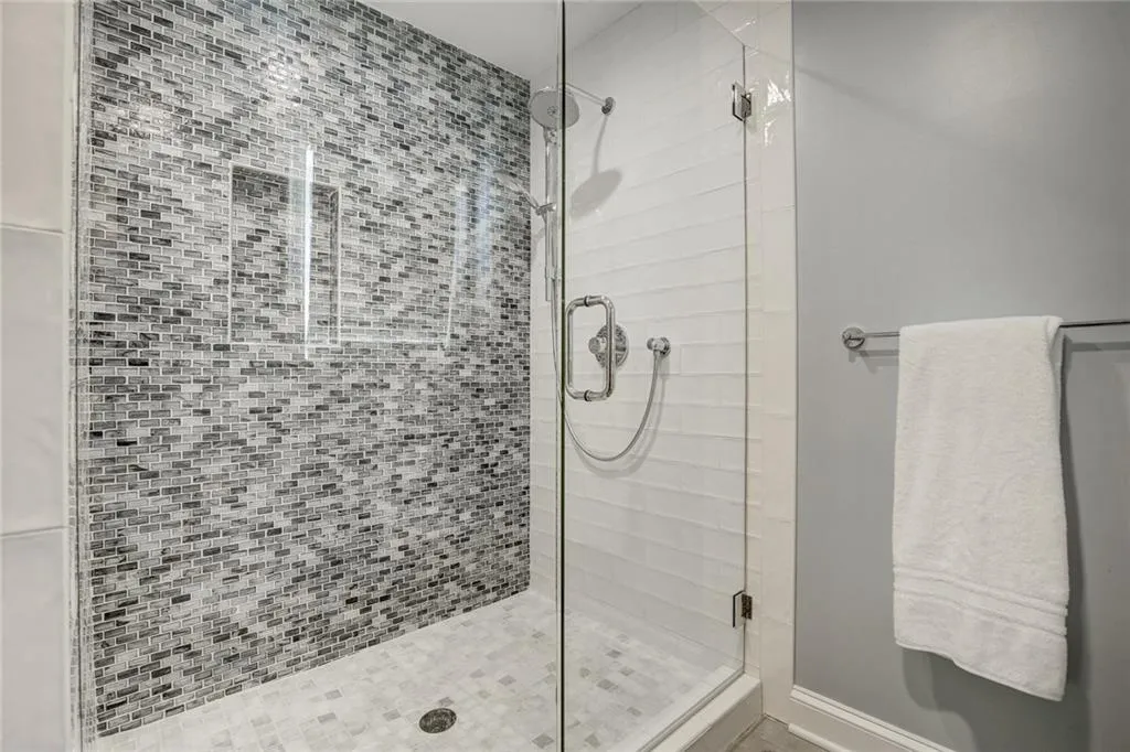 680 Tanglewood Trail, Sandy Springs, Georgia 30327, 6 Bedrooms Bedrooms, ,5 BathroomsBathrooms,Residential,Sold,680 Tanglewood Trail,6001119