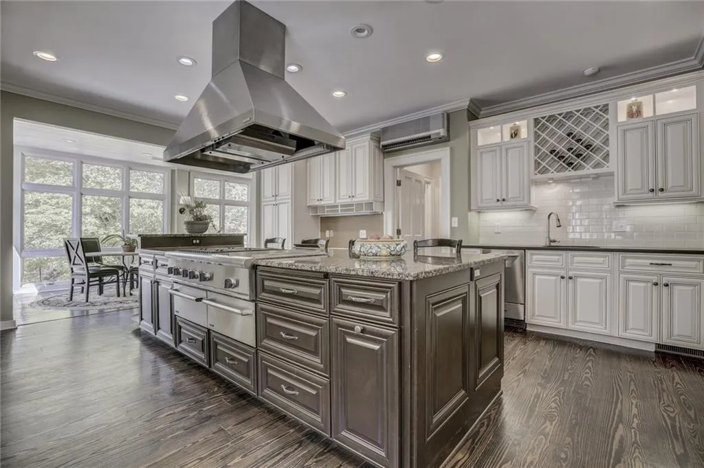 680 Tanglewood Trail, Sandy Springs, Georgia 30327, 6 Bedrooms Bedrooms, ,5 BathroomsBathrooms,Residential,Sold,680 Tanglewood Trail,6001119