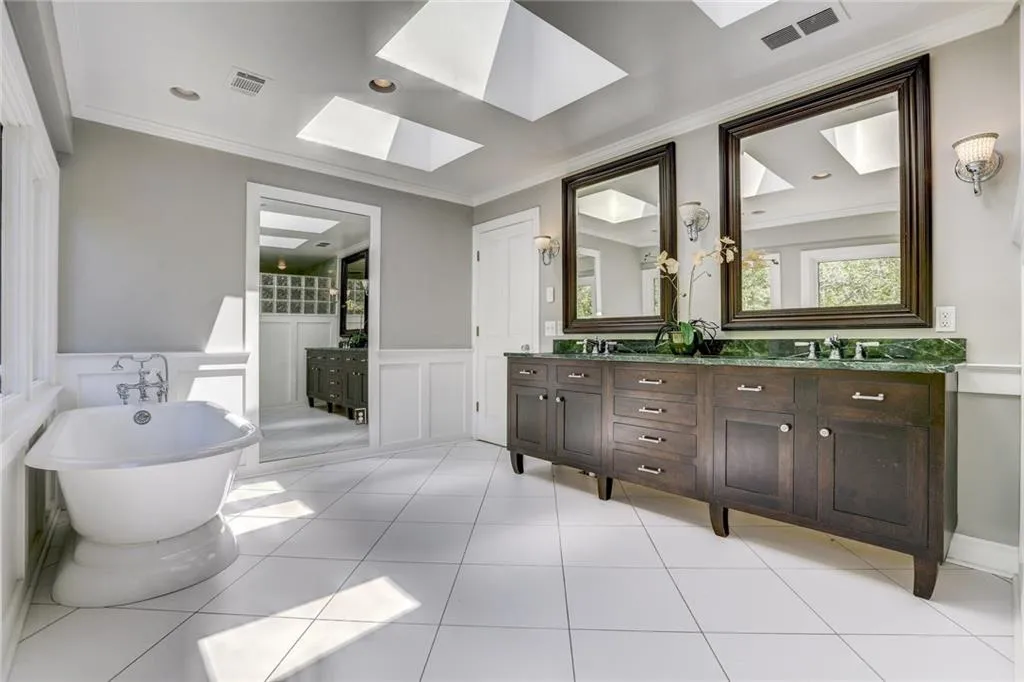 680 Tanglewood Trail, Sandy Springs, Georgia 30327, 6 Bedrooms Bedrooms, ,5 BathroomsBathrooms,Residential,Sold,680 Tanglewood Trail,6001119