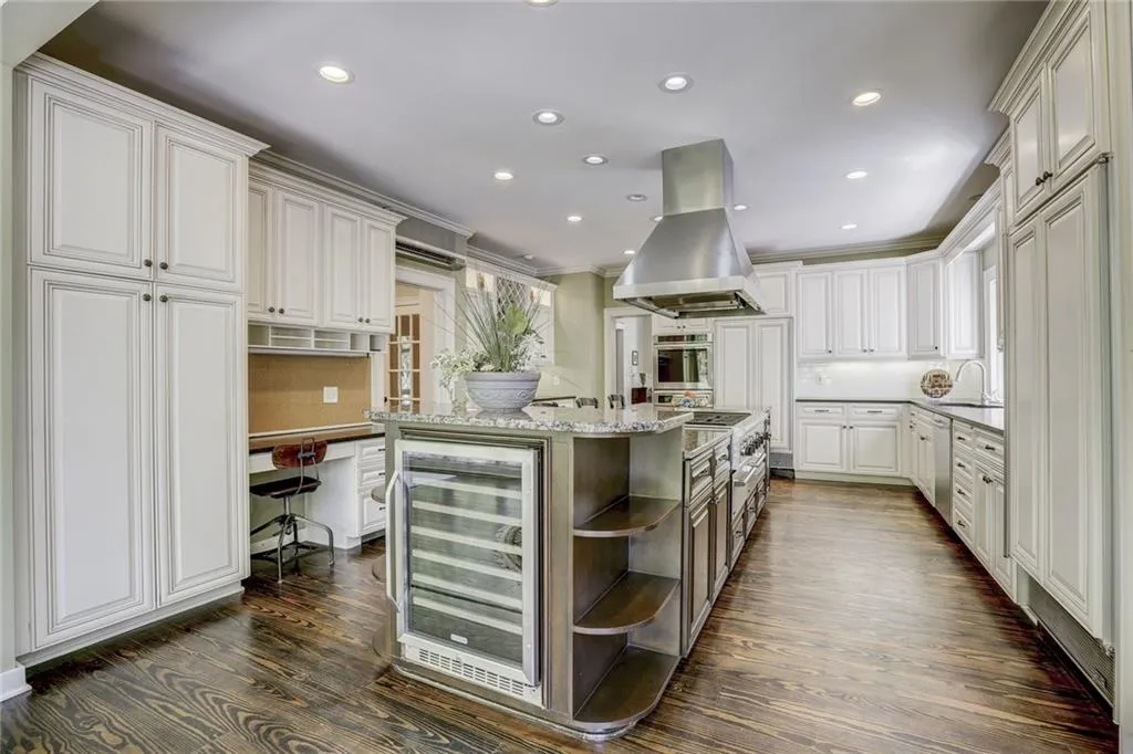 680 Tanglewood Trail, Sandy Springs, Georgia 30327, 6 Bedrooms Bedrooms, ,5 BathroomsBathrooms,Residential,Sold,680 Tanglewood Trail,6001119