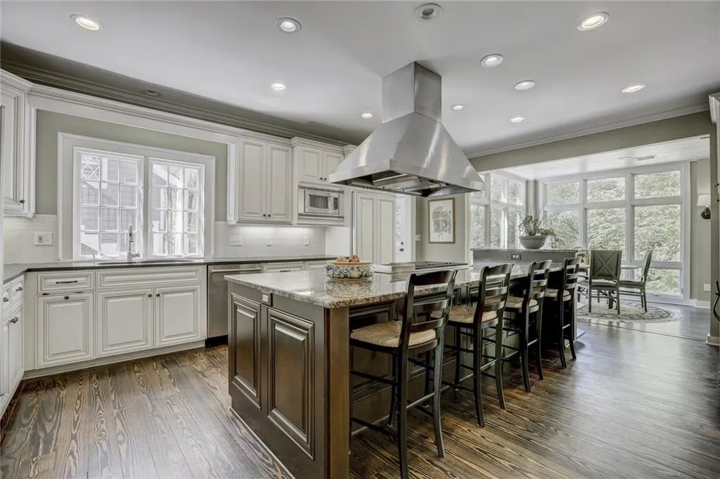 680 Tanglewood Trail, Sandy Springs, Georgia 30327, 6 Bedrooms Bedrooms, ,5 BathroomsBathrooms,Residential,Sold,680 Tanglewood Trail,6001119