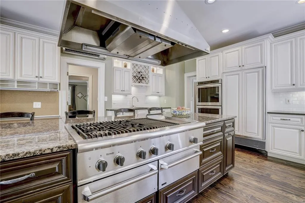 680 Tanglewood Trail, Sandy Springs, Georgia 30327, 6 Bedrooms Bedrooms, ,5 BathroomsBathrooms,Residential,Sold,680 Tanglewood Trail,6001119