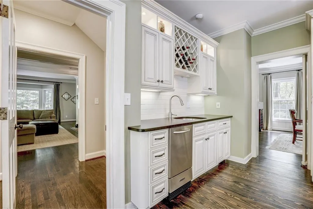 680 Tanglewood Trail, Sandy Springs, Georgia 30327, 6 Bedrooms Bedrooms, ,5 BathroomsBathrooms,Residential,Sold,680 Tanglewood Trail,6001119