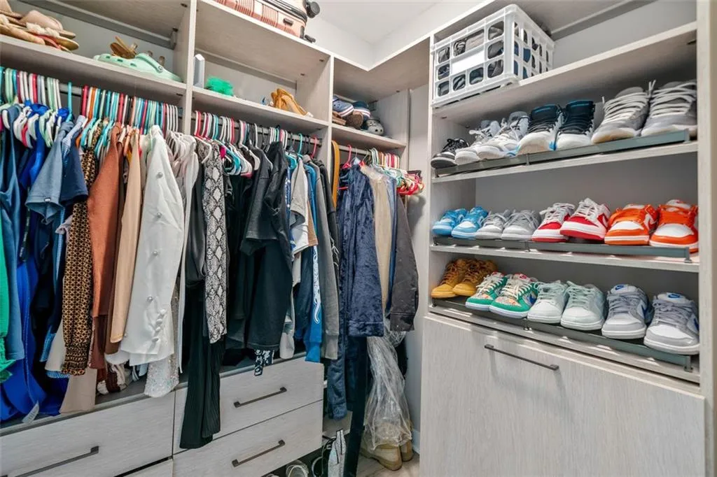 250 Pharr Road Ne Unit 1814, Atlanta, Georgia 30305, 1 Bedroom Bedrooms, ,1 BathroomBathrooms,Residential,For Sale,250 Pharr Road Ne Unit 1814,7586257