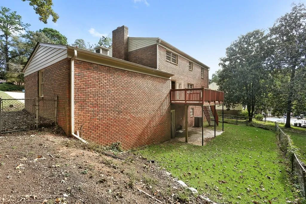 125 W Spalding Drive, Sandy Springs, Georgia 30328, 4 Bedrooms Bedrooms, ,3 BathroomsBathrooms,Residential,Sold,125 W Spalding Drive,6089309