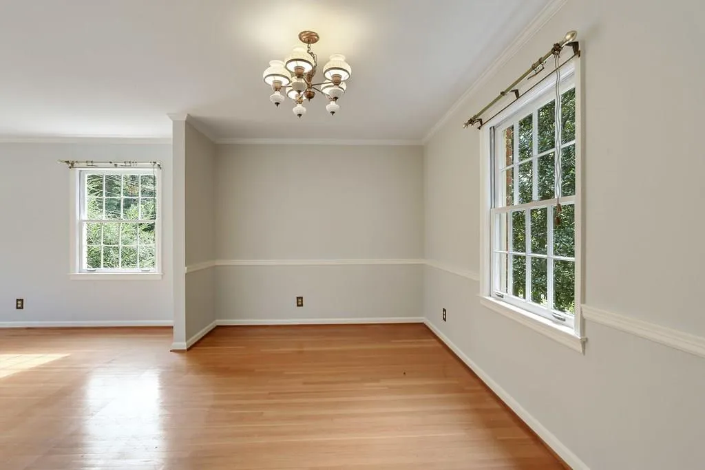 125 W Spalding Drive, Sandy Springs, Georgia 30328, 4 Bedrooms Bedrooms, ,3 BathroomsBathrooms,Residential,Sold,125 W Spalding Drive,6089309
