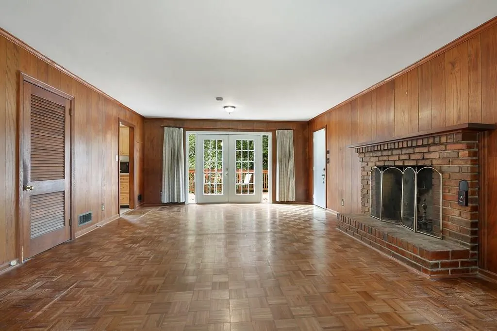125 W Spalding Drive, Sandy Springs, Georgia 30328, 4 Bedrooms Bedrooms, ,3 BathroomsBathrooms,Residential,Sold,125 W Spalding Drive,6089309