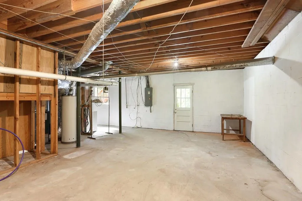 125 W Spalding Drive, Sandy Springs, Georgia 30328, 4 Bedrooms Bedrooms, ,3 BathroomsBathrooms,Residential,Sold,125 W Spalding Drive,6089309