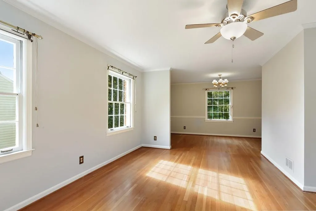 125 W Spalding Drive, Sandy Springs, Georgia 30328, 4 Bedrooms Bedrooms, ,3 BathroomsBathrooms,Residential,Sold,125 W Spalding Drive,6089309