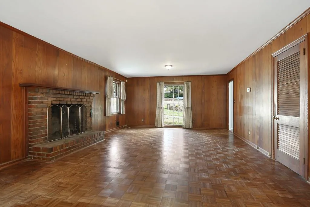 125 W Spalding Drive, Sandy Springs, Georgia 30328, 4 Bedrooms Bedrooms, ,3 BathroomsBathrooms,Residential,Sold,125 W Spalding Drive,6089309