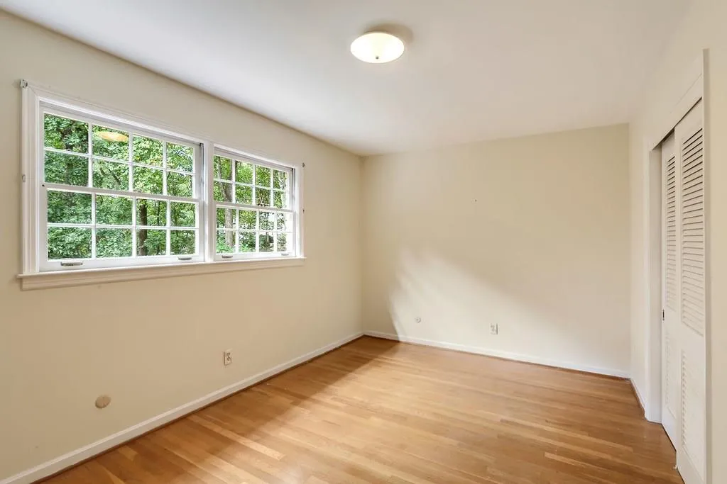 125 W Spalding Drive, Sandy Springs, Georgia 30328, 4 Bedrooms Bedrooms, ,3 BathroomsBathrooms,Residential,Sold,125 W Spalding Drive,6089309