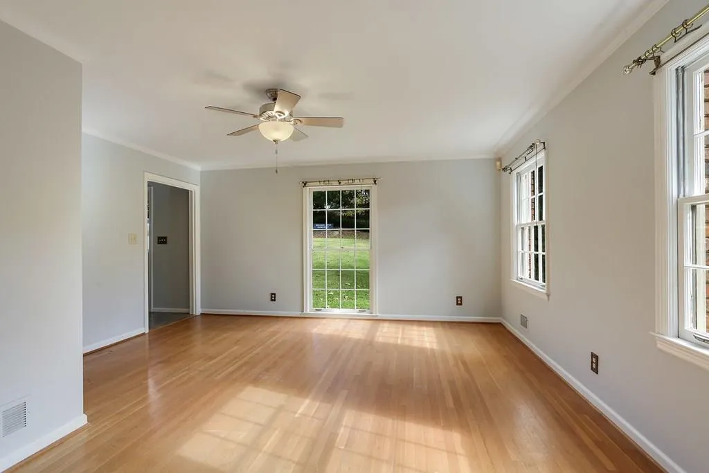 125 W Spalding Drive, Sandy Springs, Georgia 30328, 4 Bedrooms Bedrooms, ,3 BathroomsBathrooms,Residential,Sold,125 W Spalding Drive,6089309