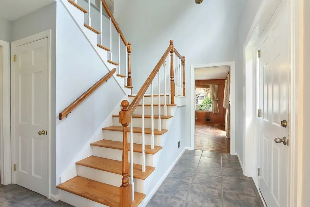 125 W Spalding Drive, Sandy Springs, Georgia 30328, 4 Bedrooms Bedrooms, ,3 BathroomsBathrooms,Residential,Sold,125 W Spalding Drive,6089309
