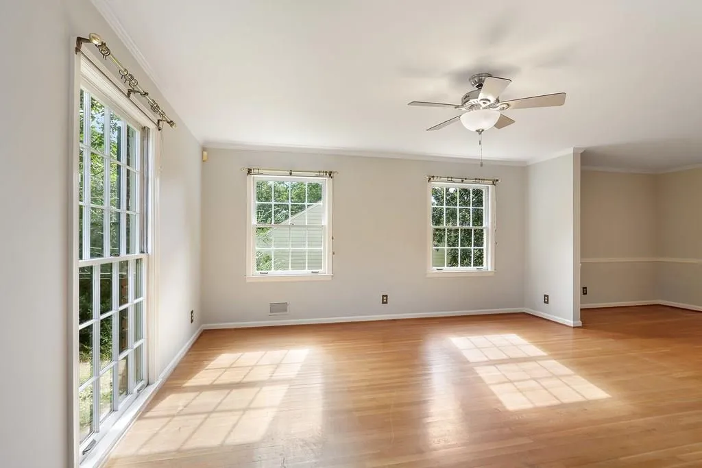 125 W Spalding Drive, Sandy Springs, Georgia 30328, 4 Bedrooms Bedrooms, ,3 BathroomsBathrooms,Residential,Sold,125 W Spalding Drive,6089309
