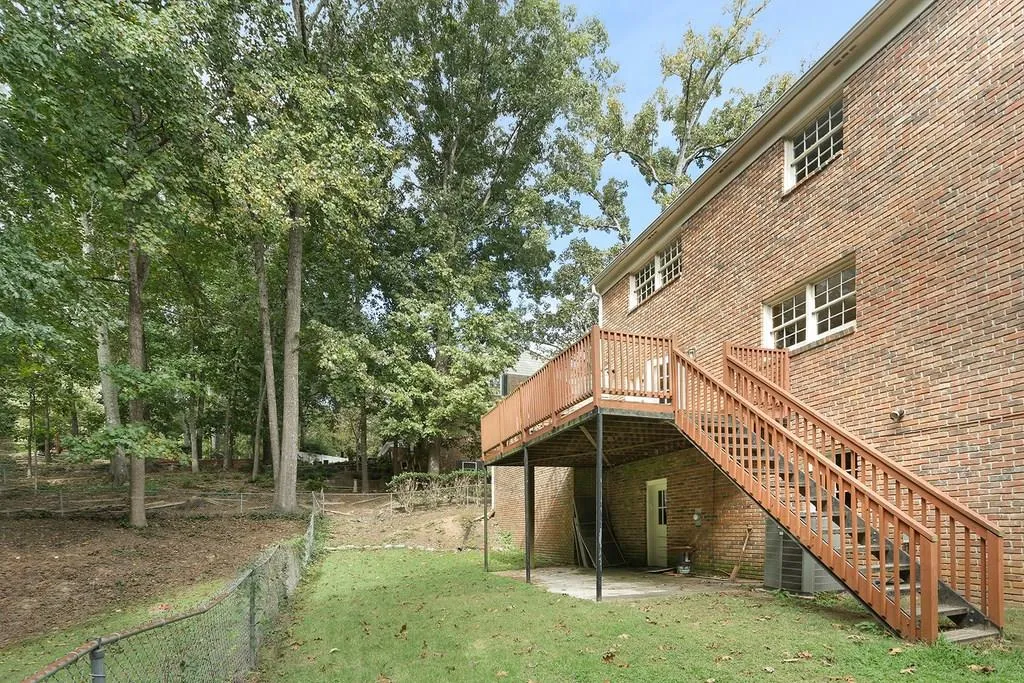 125 W Spalding Drive, Sandy Springs, Georgia 30328, 4 Bedrooms Bedrooms, ,3 BathroomsBathrooms,Residential,Sold,125 W Spalding Drive,6089309