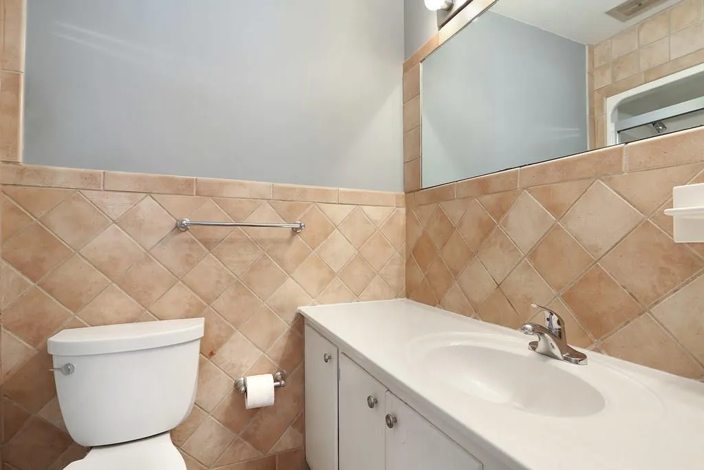 125 W Spalding Drive, Sandy Springs, Georgia 30328, 4 Bedrooms Bedrooms, ,3 BathroomsBathrooms,Residential,Sold,125 W Spalding Drive,6089309