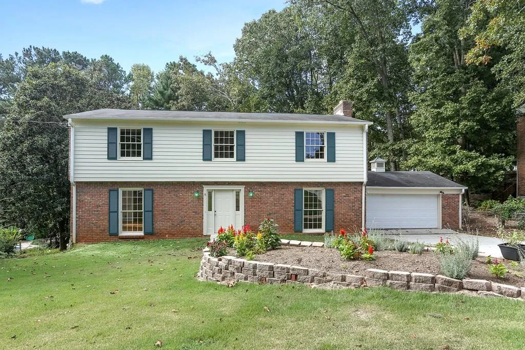 125 W Spalding Drive, Sandy Springs, Georgia 30328, 4 Bedrooms Bedrooms, ,3 BathroomsBathrooms,Residential,Sold,125 W Spalding Drive,6089309