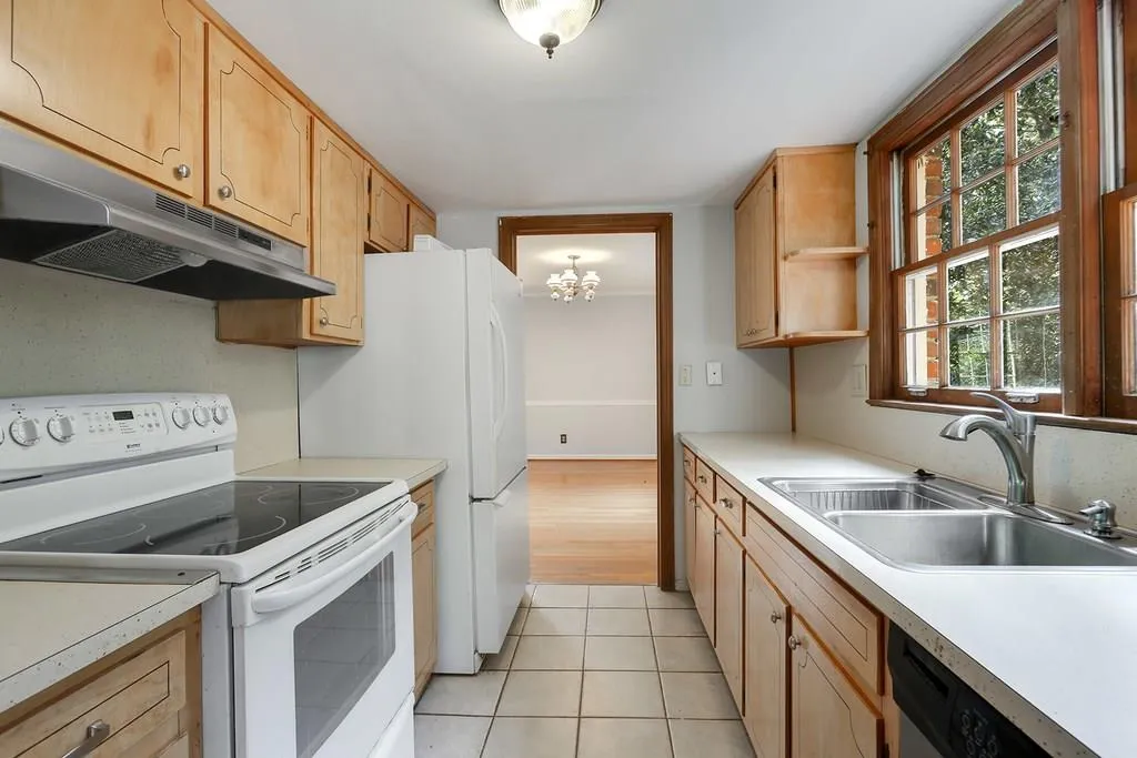 125 W Spalding Drive, Sandy Springs, Georgia 30328, 4 Bedrooms Bedrooms, ,3 BathroomsBathrooms,Residential,Sold,125 W Spalding Drive,6089309