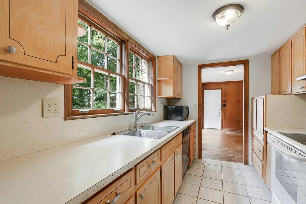 125 W Spalding Drive, Sandy Springs, Georgia 30328, 4 Bedrooms Bedrooms, ,3 BathroomsBathrooms,Residential,Sold,125 W Spalding Drive,6089309