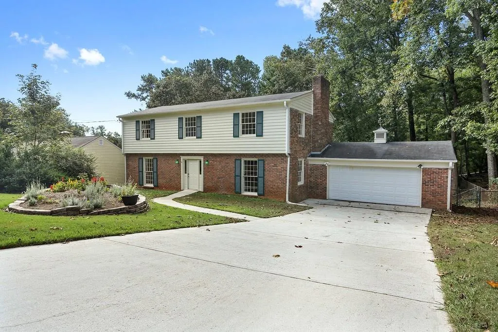 125 W Spalding Drive, Sandy Springs, Georgia 30328, 4 Bedrooms Bedrooms, ,3 BathroomsBathrooms,Residential,Sold,125 W Spalding Drive,6089309