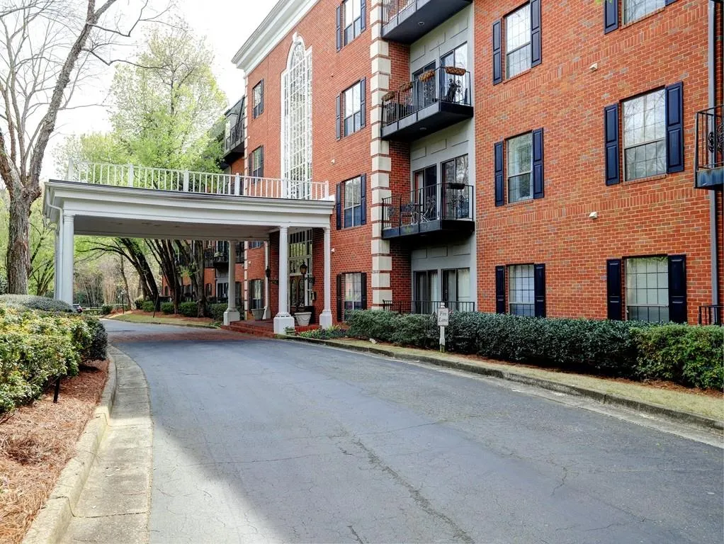 2921 Lenox Road Ne Unit 211, Atlanta, Georgia 30324, 2 Bedrooms Bedrooms, ,2 BathroomsBathrooms,Residential,Sold,2921 Lenox Road Ne Unit 211,5983965