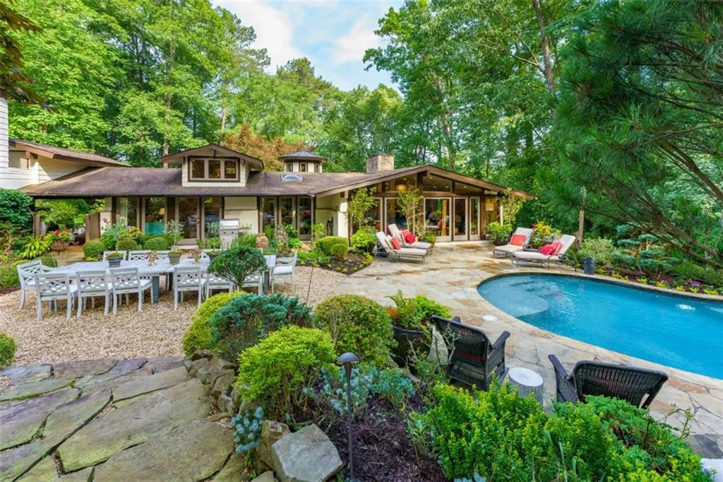 652 Londonberry Road, Sandy Springs, Georgia 30327, 3 Bedrooms Bedrooms, ,3 BathroomsBathrooms,Residential,Sold,652 Londonberry Road,7227016