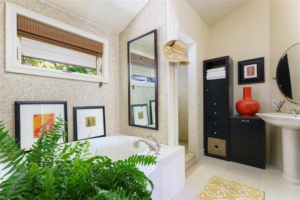 652 Londonberry Road, Sandy Springs, Georgia 30327, 3 Bedrooms Bedrooms, ,3 BathroomsBathrooms,Residential,Sold,652 Londonberry Road,7227016