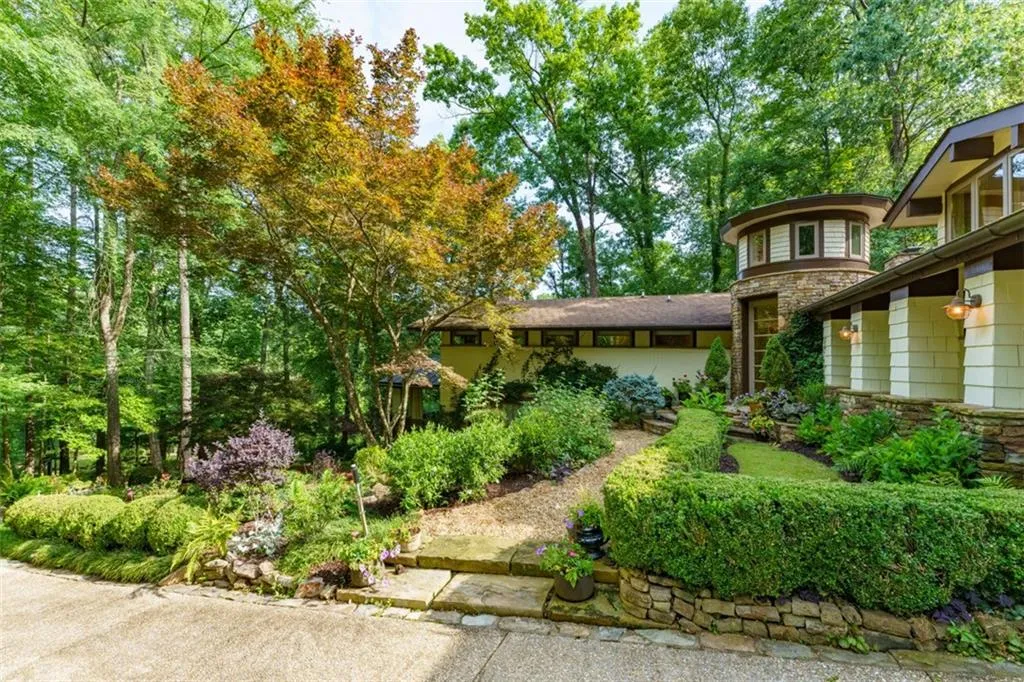 652 Londonberry Road, Sandy Springs, Georgia 30327, 3 Bedrooms Bedrooms, ,3 BathroomsBathrooms,Residential,Sold,652 Londonberry Road,7227016