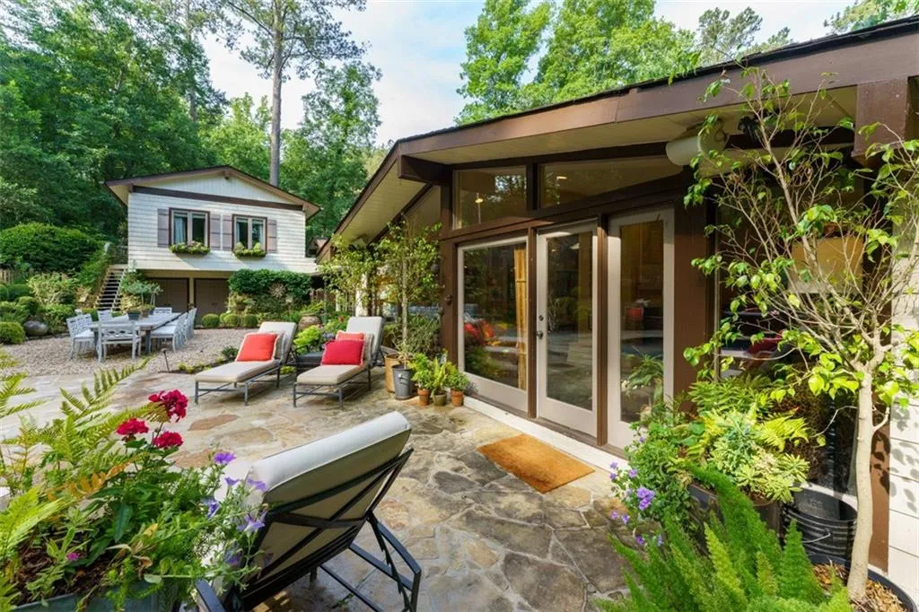 652 Londonberry Road, Sandy Springs, Georgia 30327, 3 Bedrooms Bedrooms, ,3 BathroomsBathrooms,Residential,Sold,652 Londonberry Road,7227016