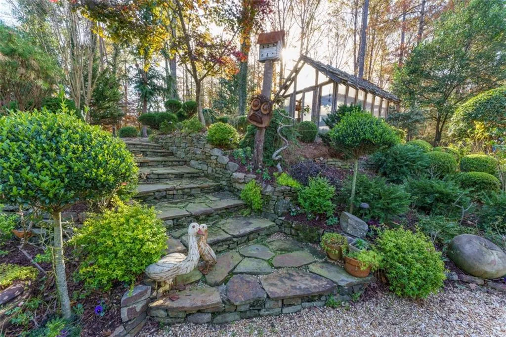 652 Londonberry Road, Sandy Springs, Georgia 30327, 3 Bedrooms Bedrooms, ,3 BathroomsBathrooms,Residential,Sold,652 Londonberry Road,7227016