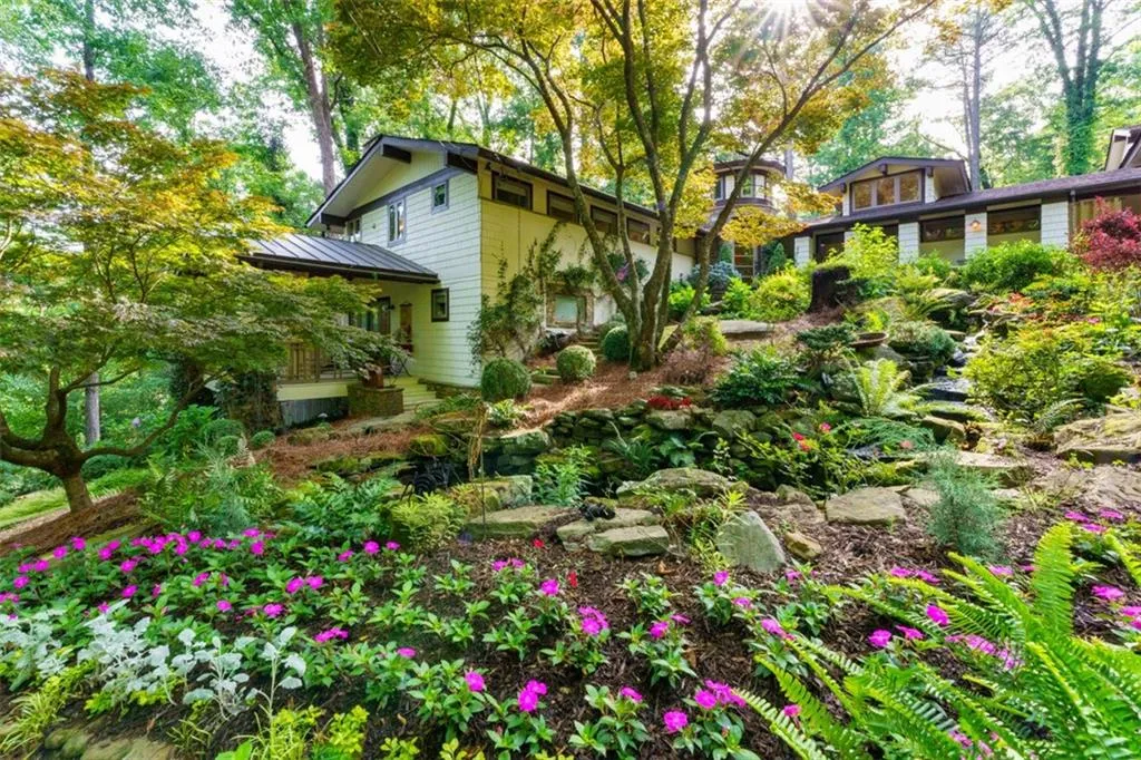 652 Londonberry Road, Sandy Springs, Georgia 30327, 3 Bedrooms Bedrooms, ,3 BathroomsBathrooms,Residential,Sold,652 Londonberry Road,7227016