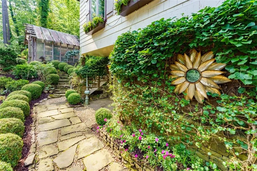 652 Londonberry Road, Sandy Springs, Georgia 30327, 3 Bedrooms Bedrooms, ,3 BathroomsBathrooms,Residential,Sold,652 Londonberry Road,7227016